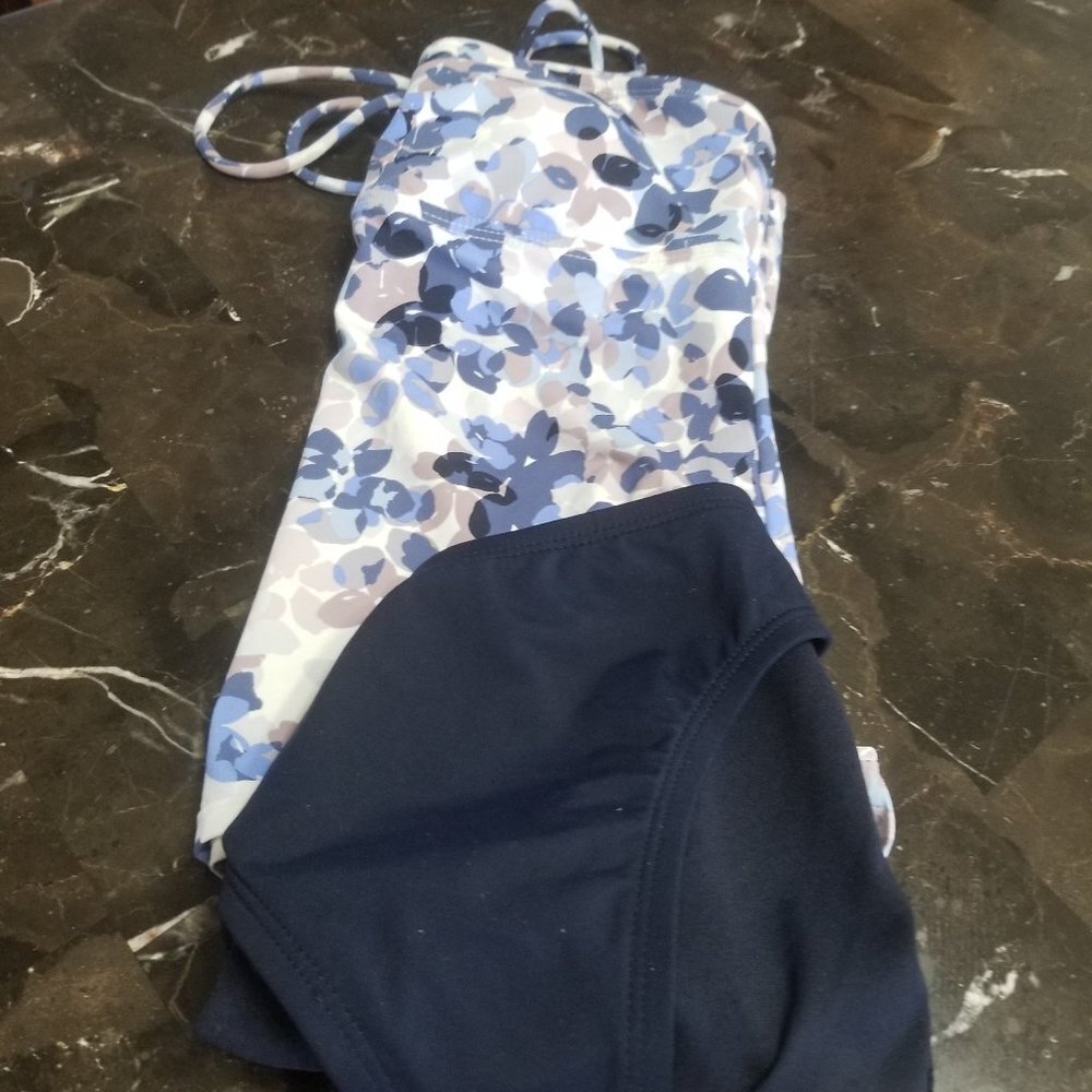 NEW SWIMSUIT - Picture 7 of 9